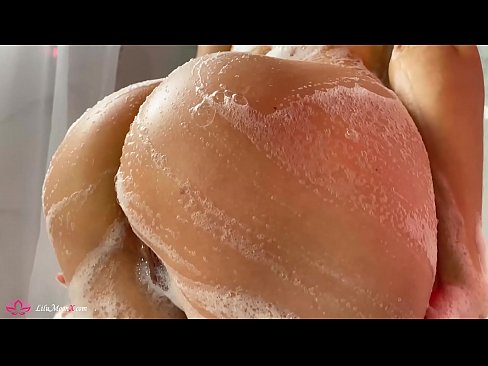 ❤️ Brunette Masturbates Pussy b'vibratur għal orga intens fid-doċċa ️ Porn sabiħ lilna ❤