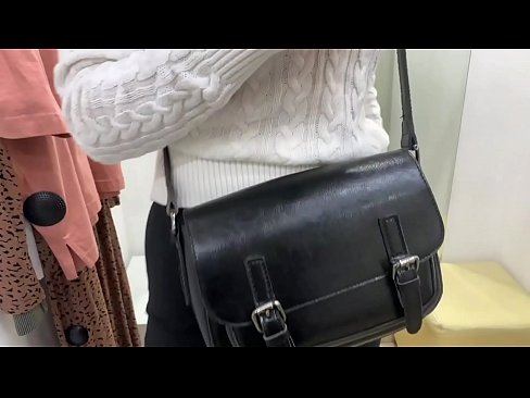❤️ Masturbazzjoni pubblika tal-kelba żagħżugħa FeralBerry b'dildo fil-kamra tal-armar ️ Porn sabiħ lilna ❤